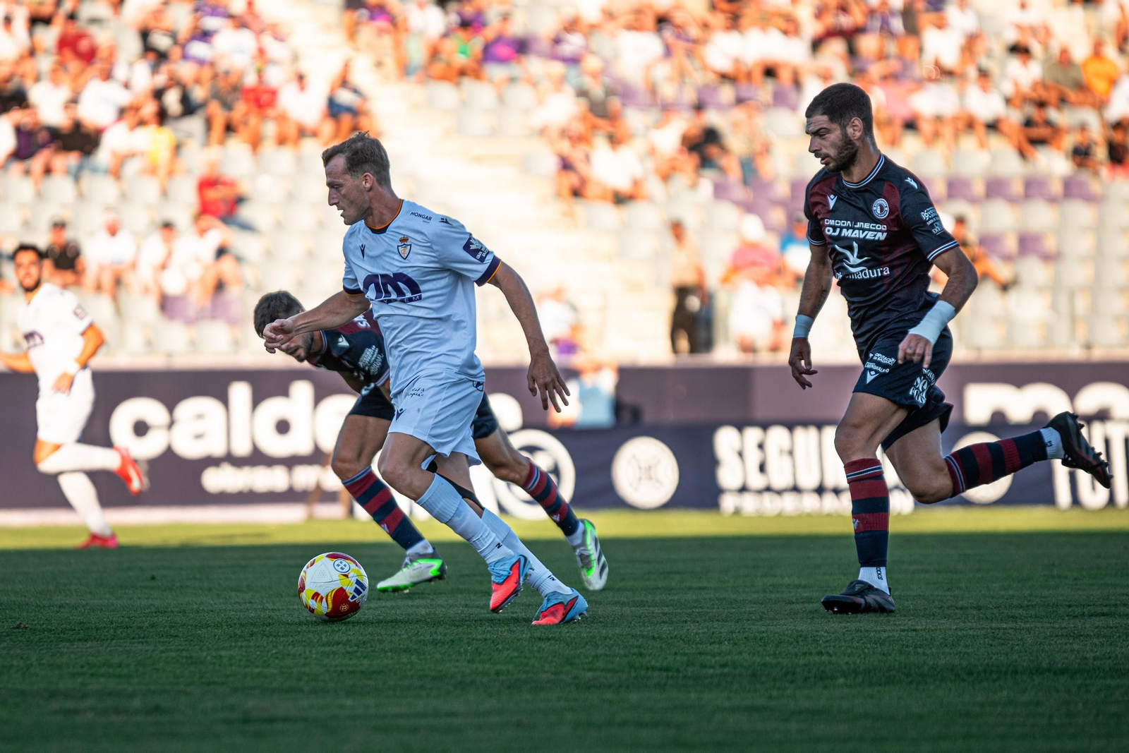 Pablo García, en una acción del choque ante el Extremadura.