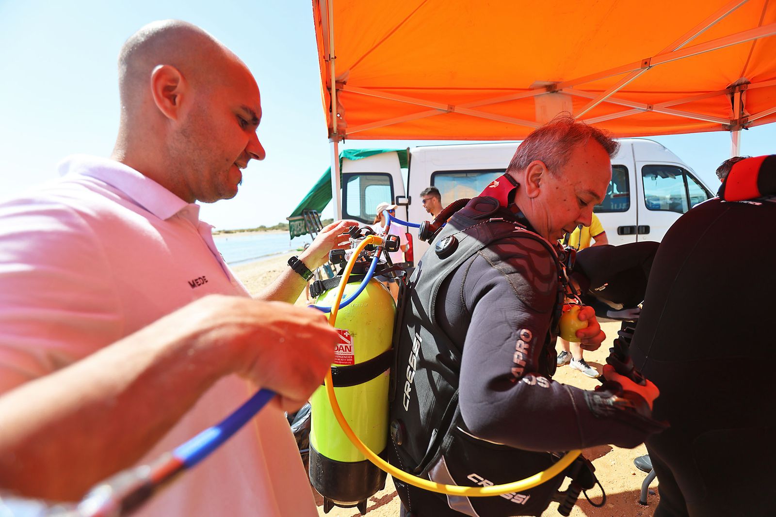 Imágenes de la gran recogida de residuos abandonados en el marco de la octava edición de '1m2 contra la basuraleza'. En la playa de la Canaleta.