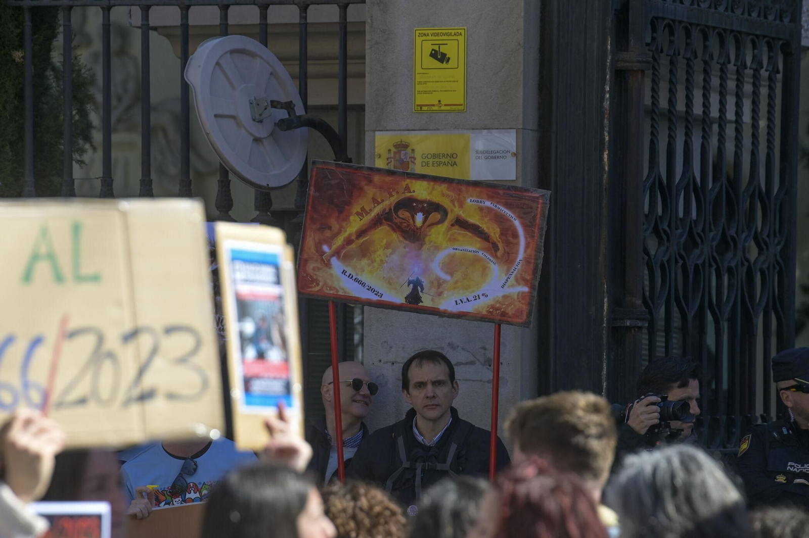 Las mejores imágenes de la manifestación de 300 veterinarios en Granada