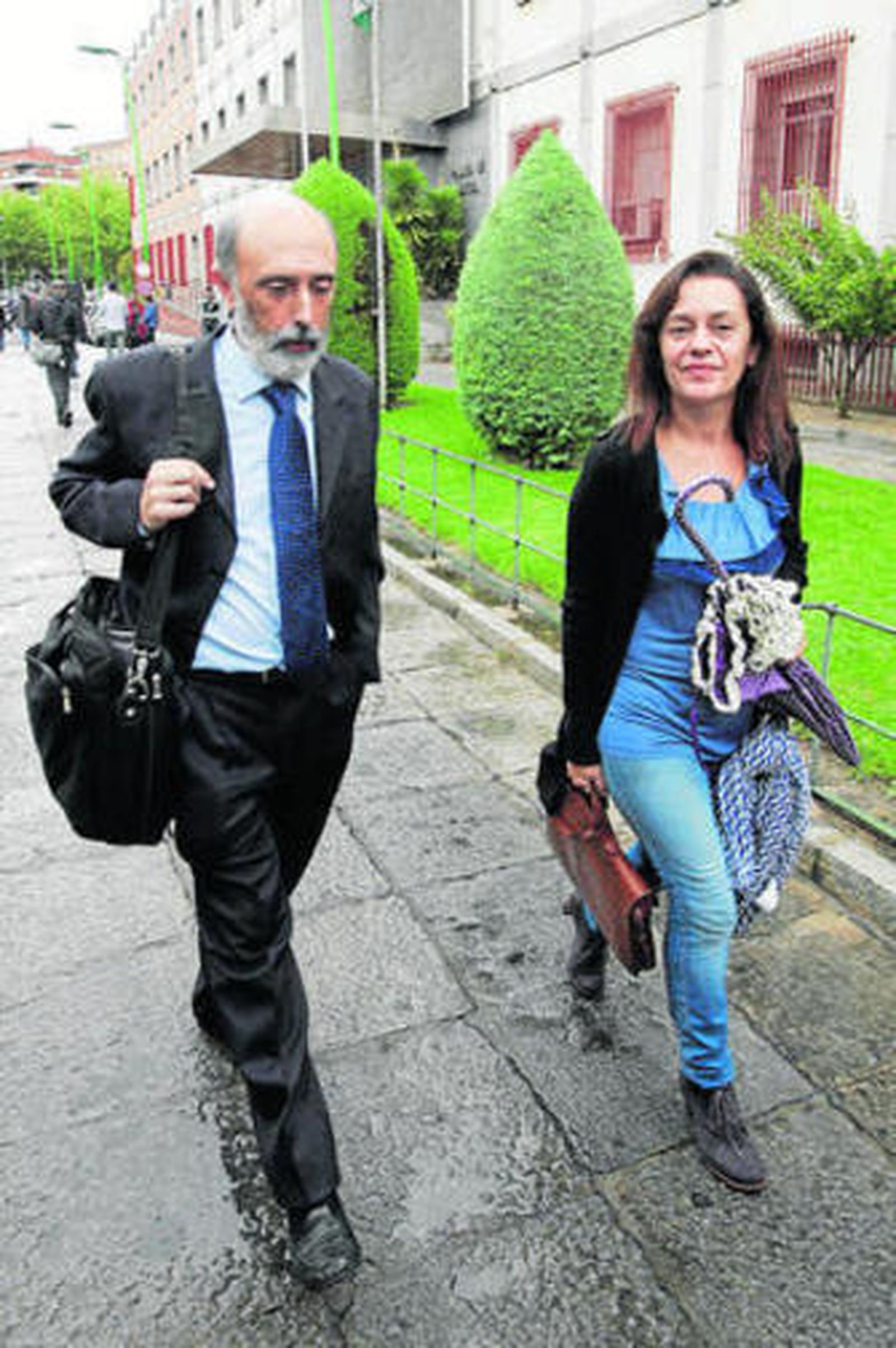 Francisco Etxeberria, con María del Reposo Carrero, abogada de Ruth Ortiz.