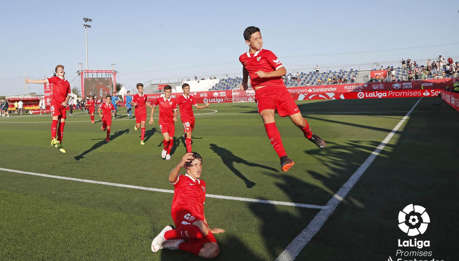 Los alevines del Sevilla celebran su triunfo en los penaltis sobre el Madrid.
