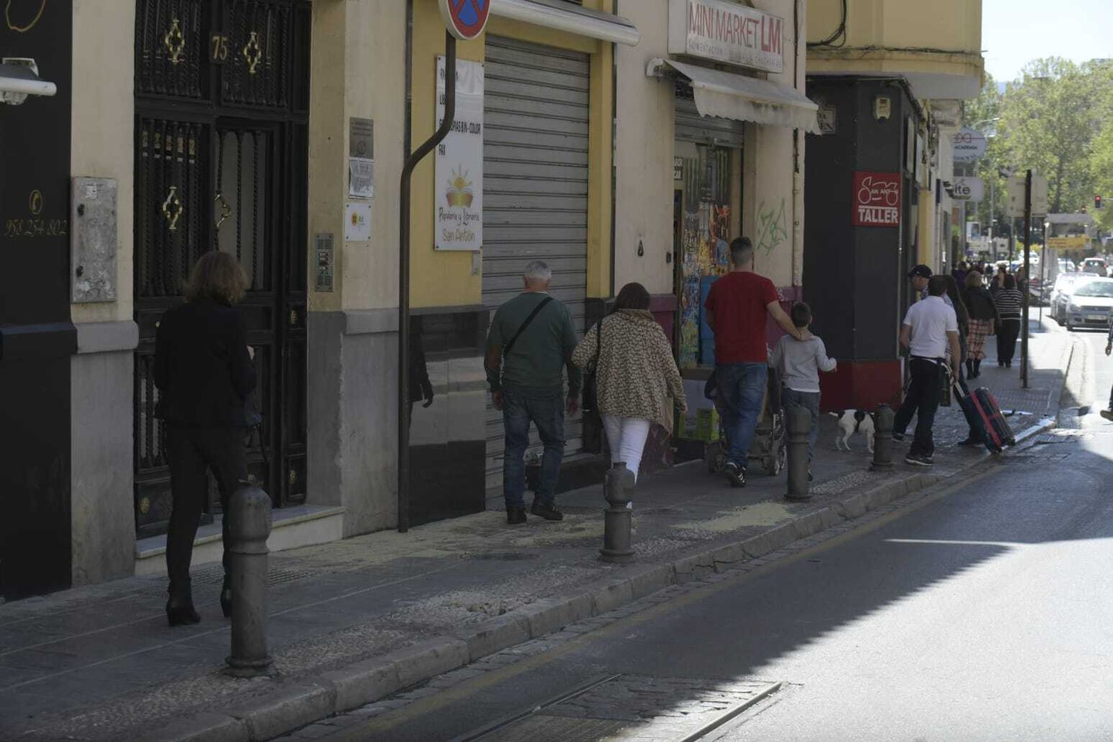 Un coche se sale de la calzada y atropella a siete personas, entre ellos un menor de 14 años, en Granada