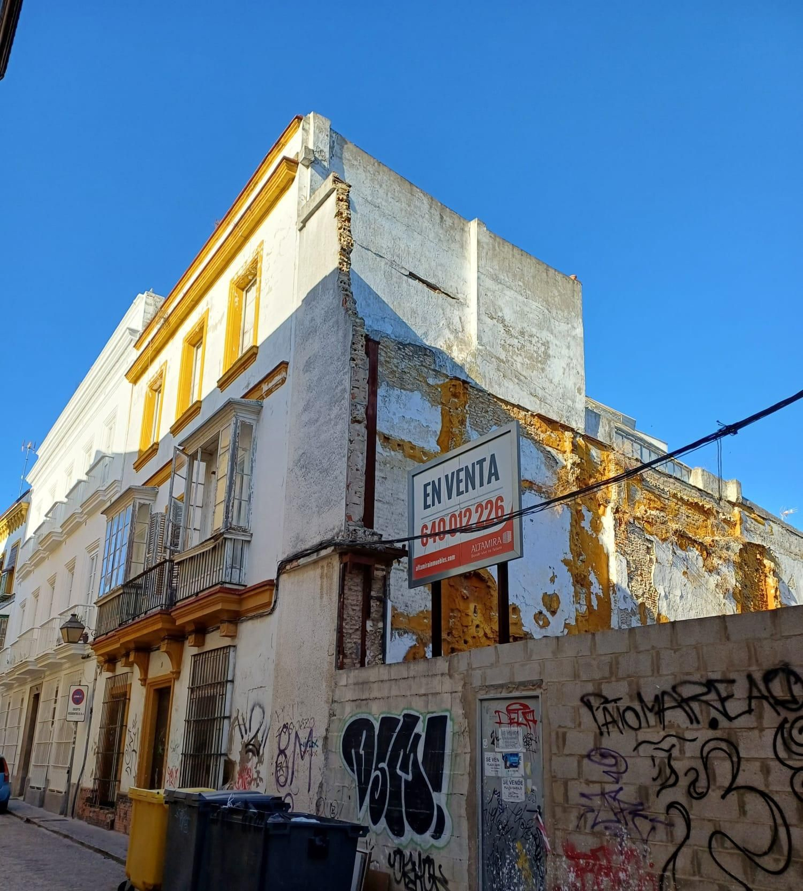 Imagen del edificio, que está contiguo a otro solar abandonado.