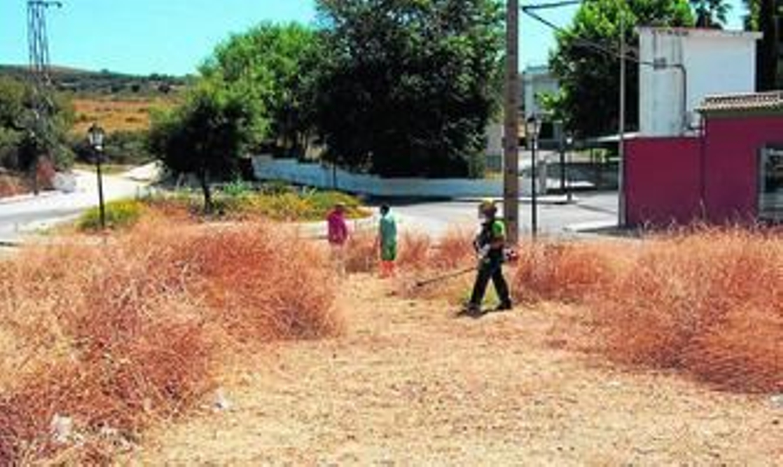Operarios municipales realizando las labores de desbroce y limpieza en el Camino de las Haciendas.