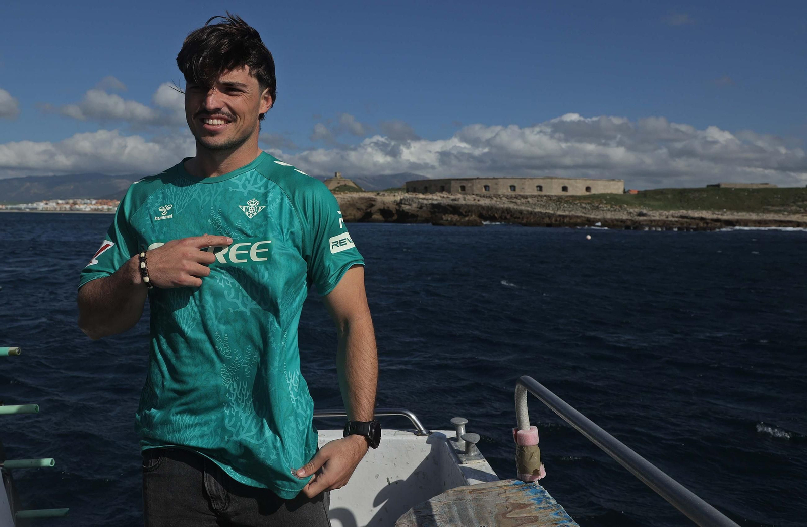 Fotos de la nueva camiseta ecológica del Real Betis fabricada con algas