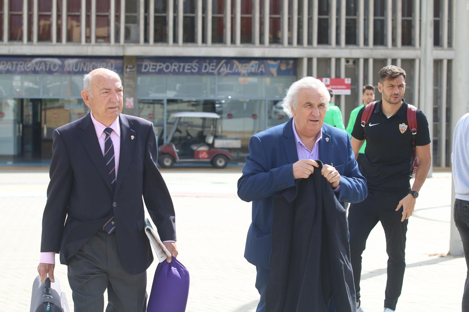 Fotogalería de la salida del Almería y el Almería Genuine hacia sus respectivos partidos.