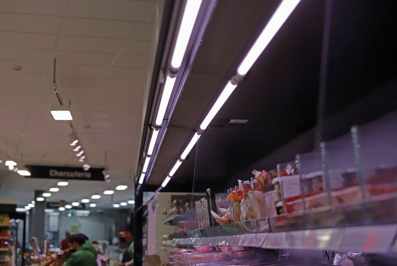 Imágenes de las mejoras del Mercadona de La Palma del Condado para el ahorro energético