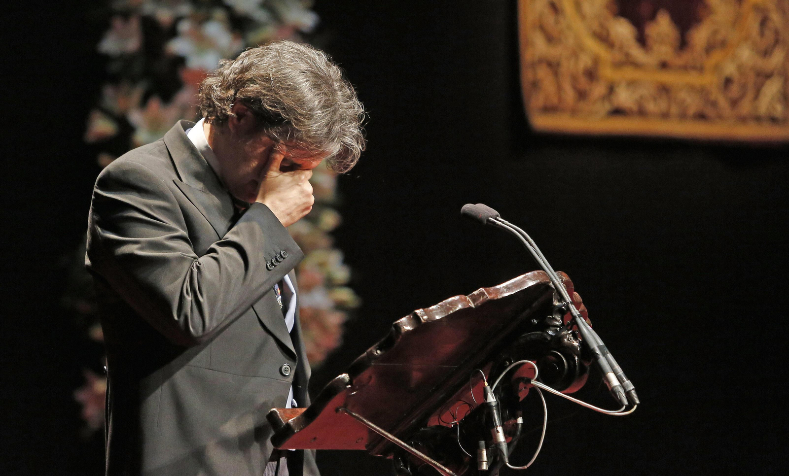 Juan Carlos Moreno, presentador, emocionado durante su alocución