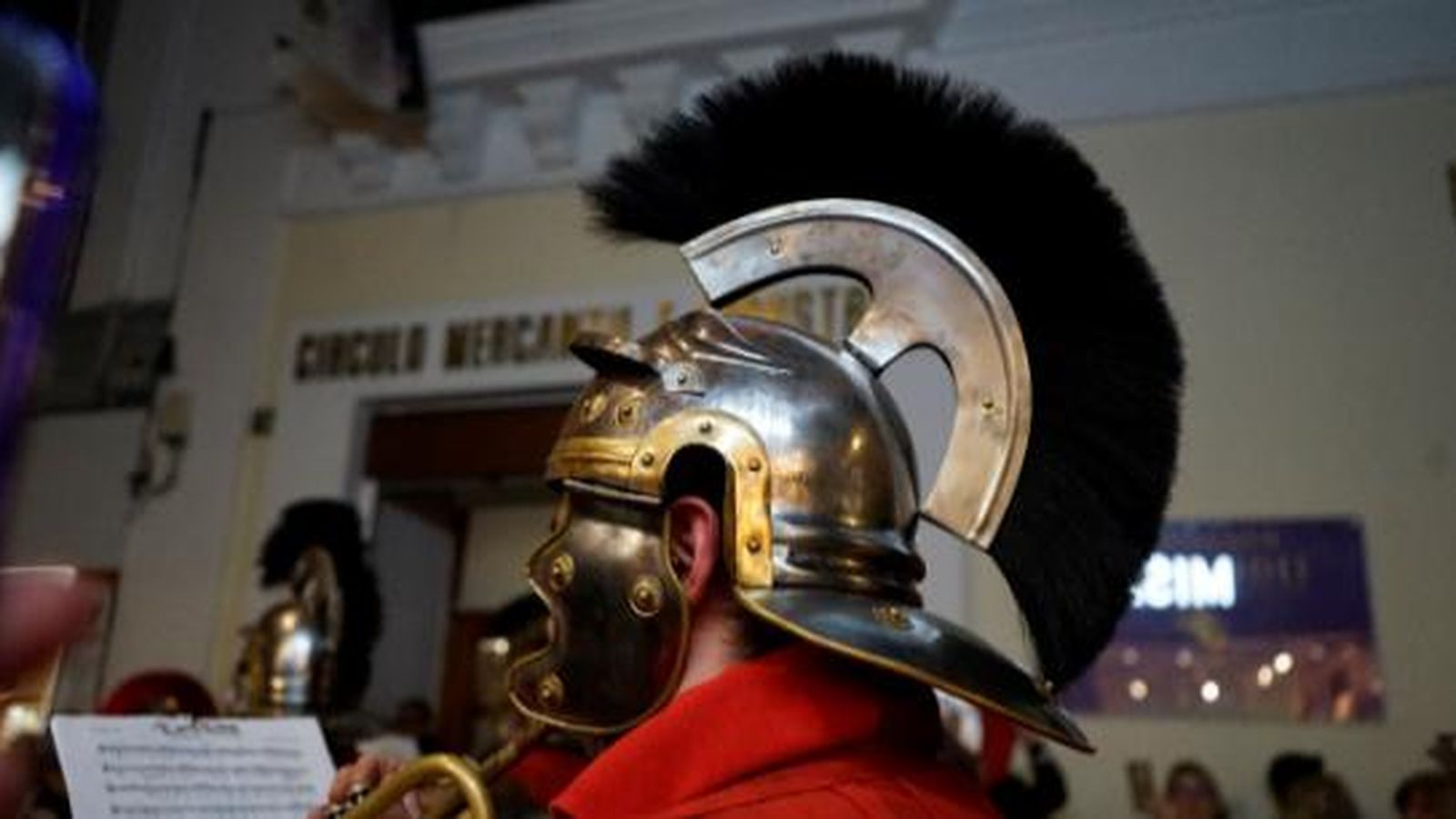 La Centuria Romana de Santiponce desfilando por Sierpes