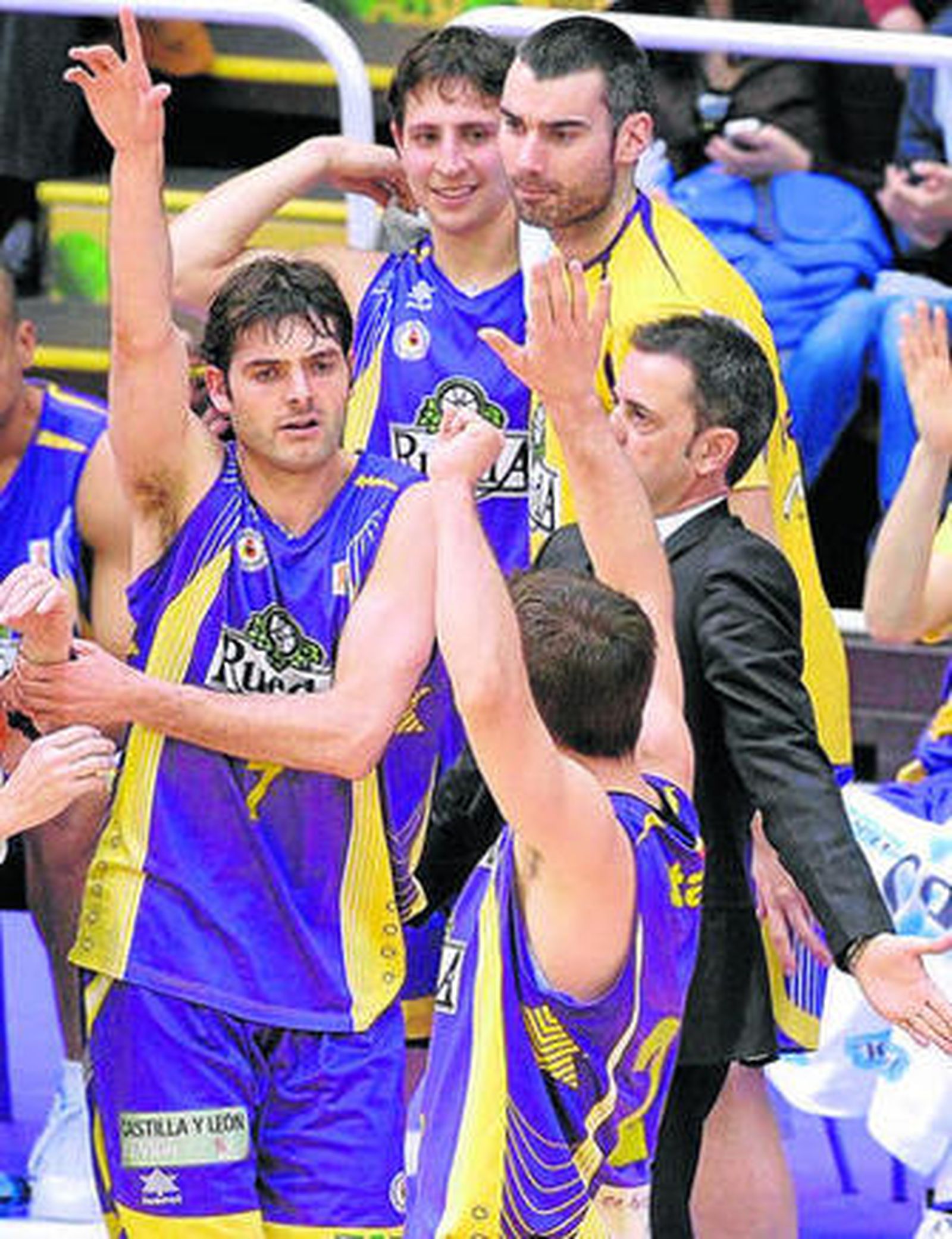 Diego García celebra una canasta con sus compañeros.