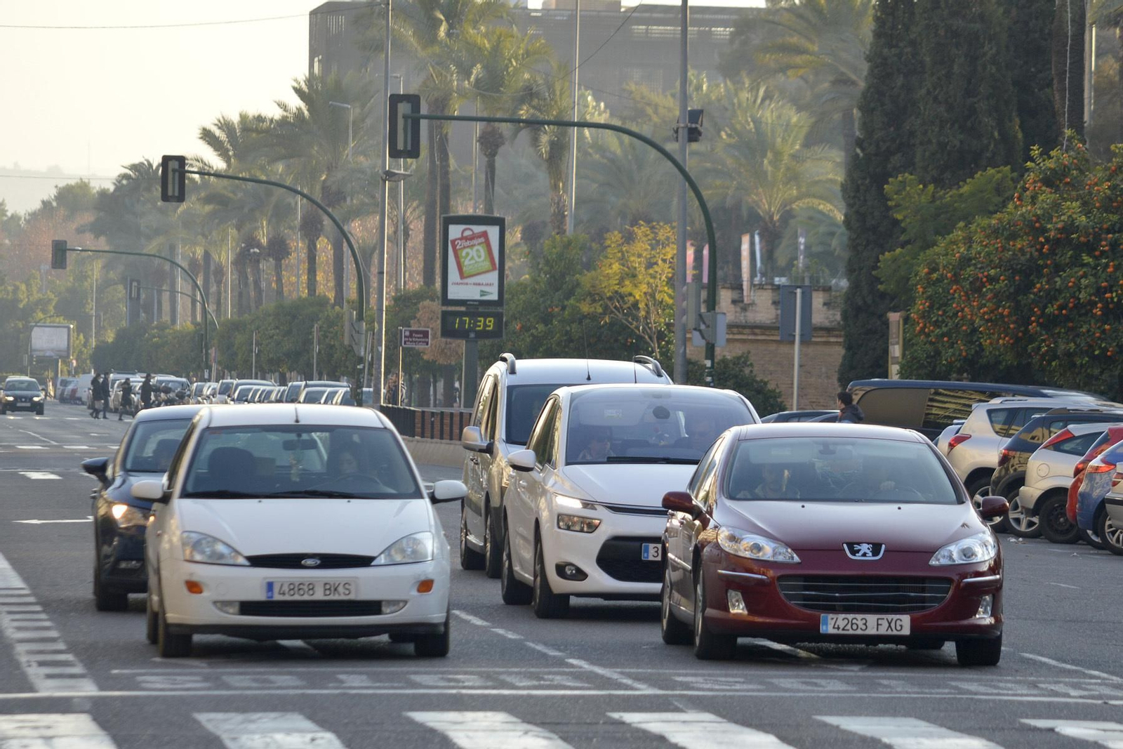 Coches circulando por el Paseo de la Victoria de Córdoba.