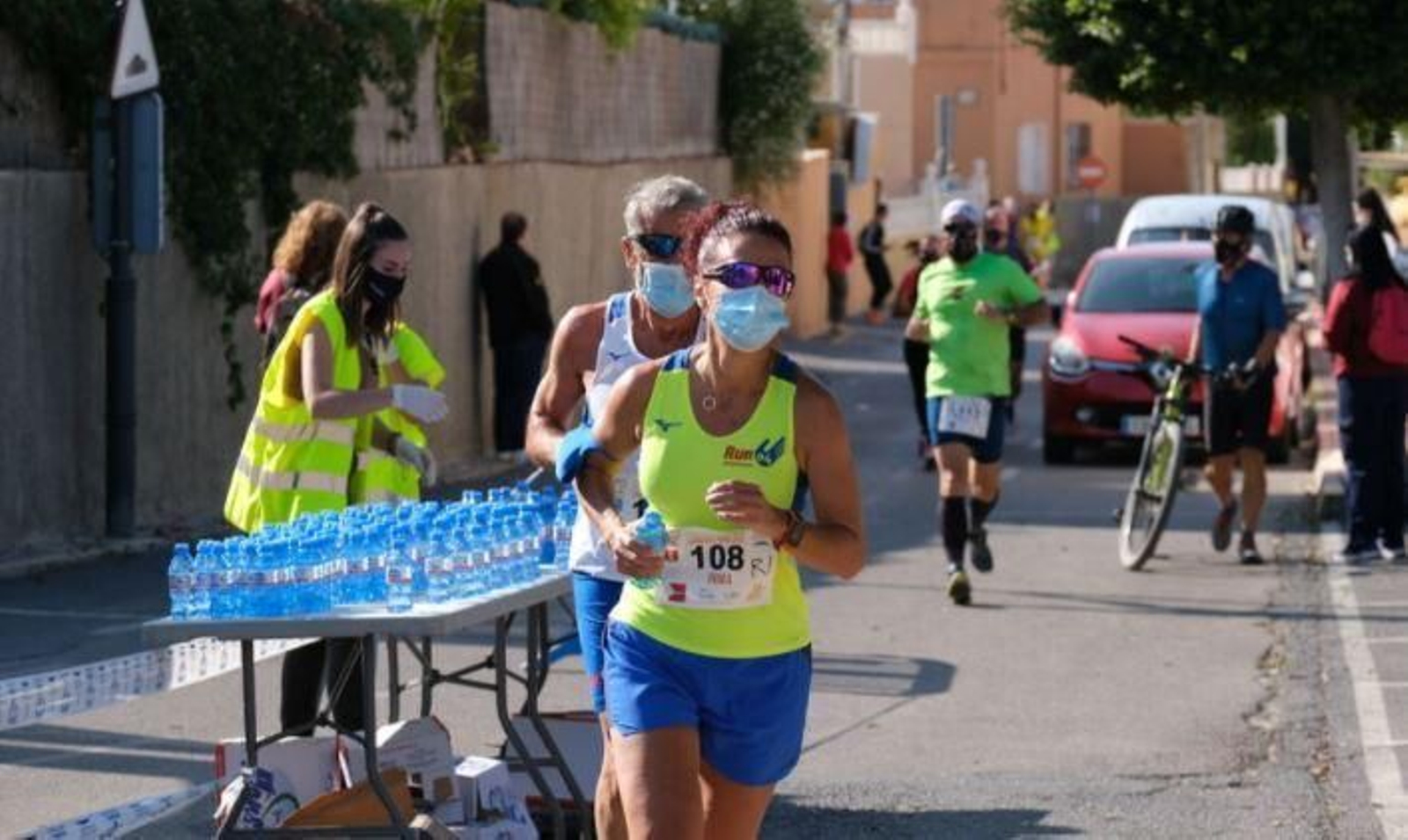 Dos atletas en la Carrera Popular de Rioja con mascarilla