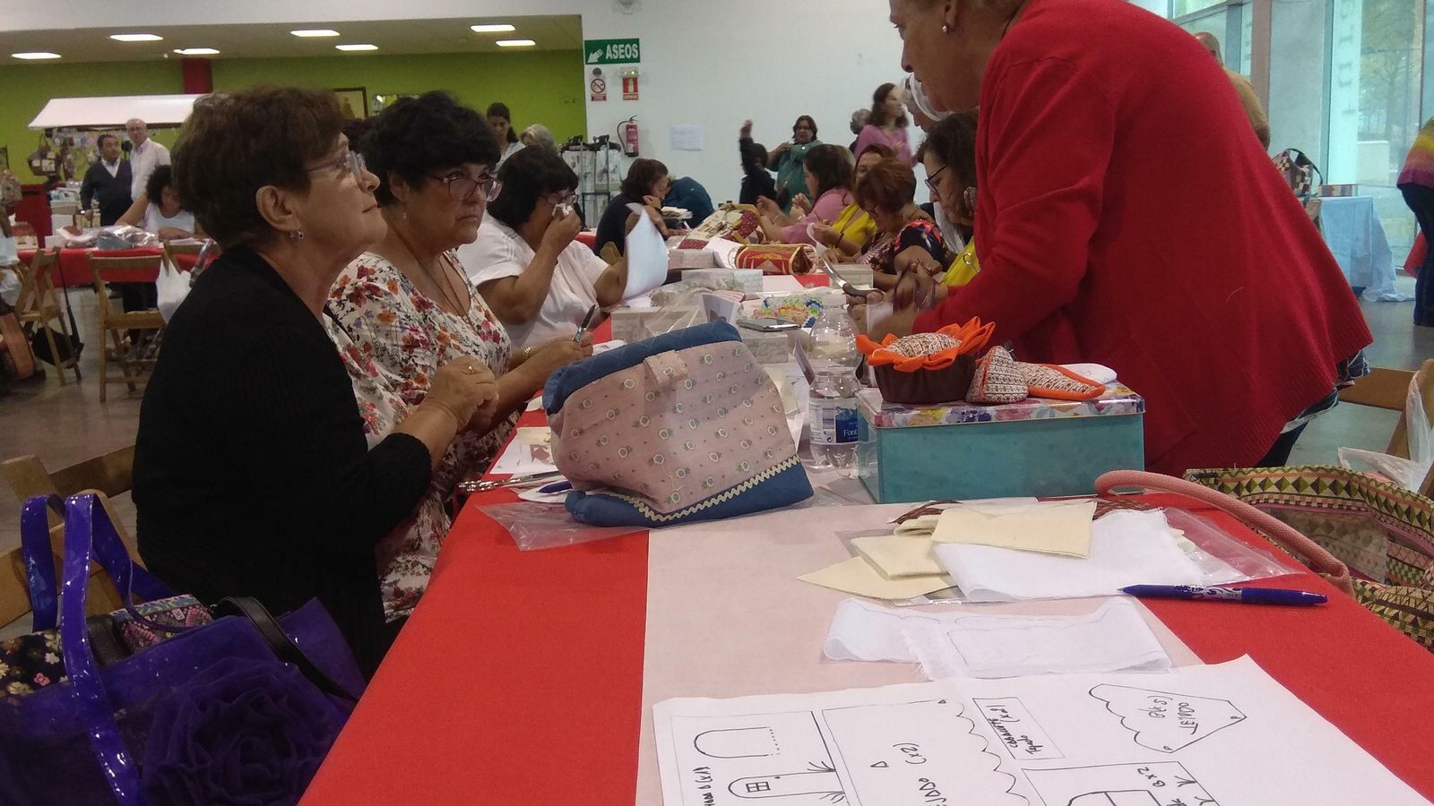 Varias de las mujeres que participaron en los talleres de costura en Aracena. Varias de las mujeres que participaron en los talleres de costura en Aracena.