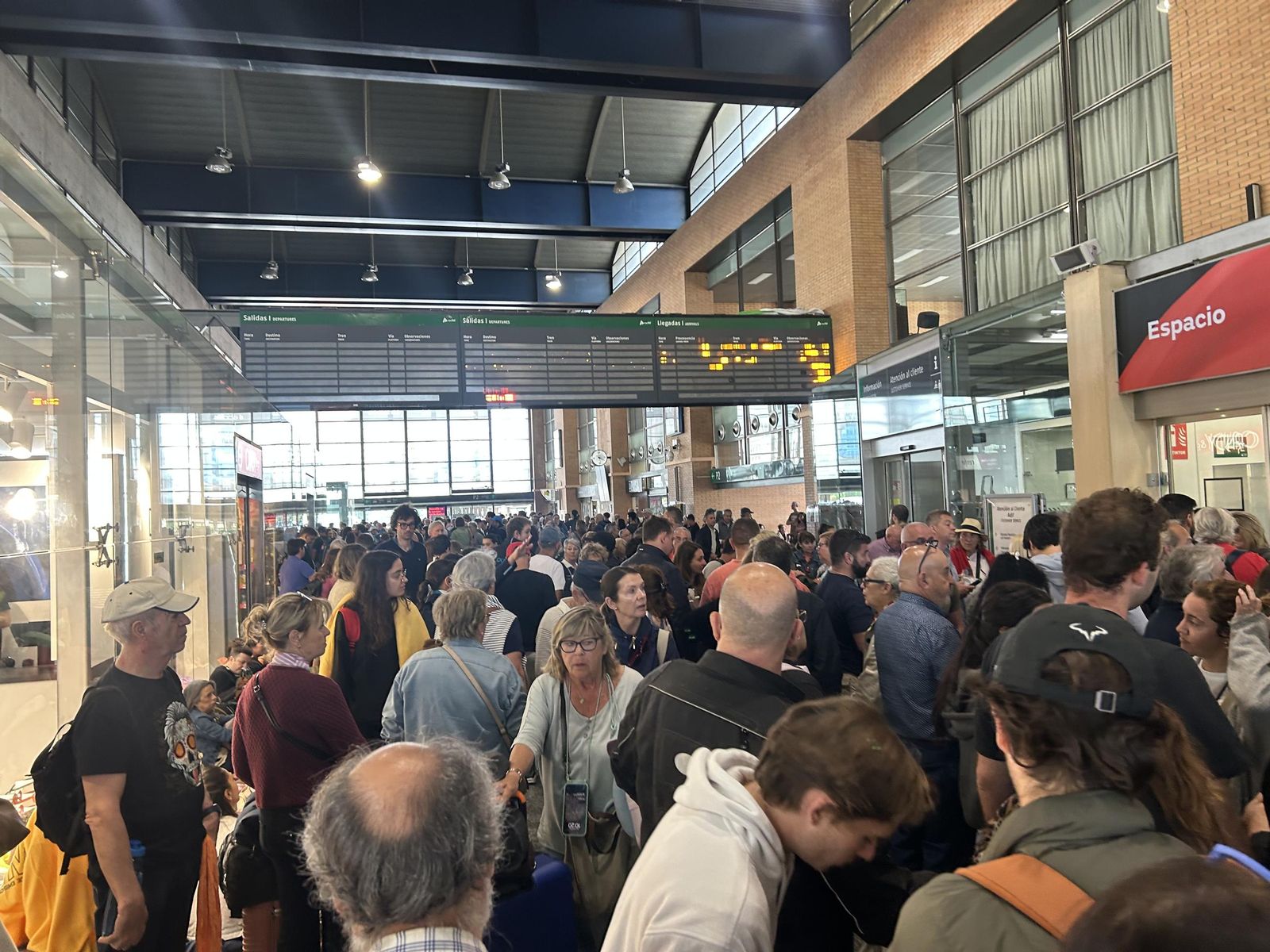 Las imágenes de la estación de trenes de Córdoba con cientos de personas atrapadas tras el apagón