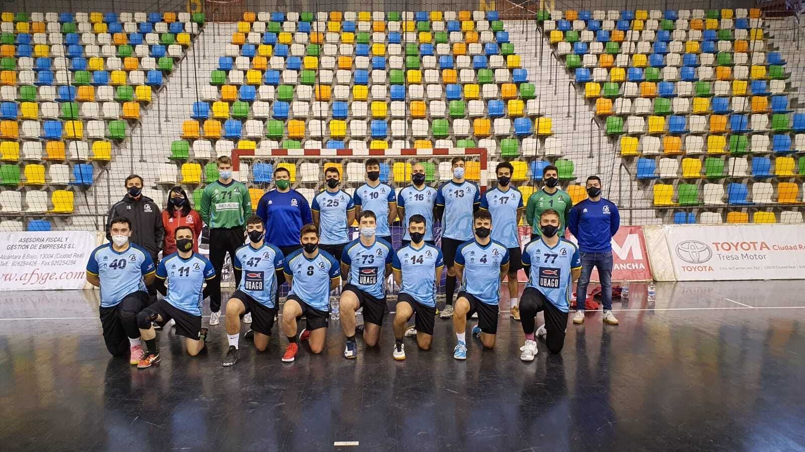 La expedición del Ciudad de Algeciras posa en el Quijote Arena antes del inicio de la contienda