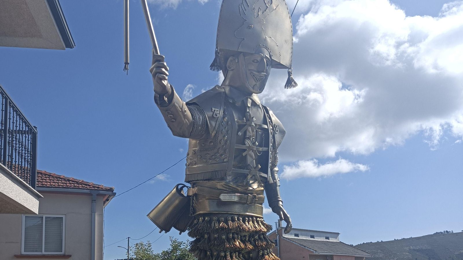 Así son los ropajes del peliqueiro, traje típico en caranval.