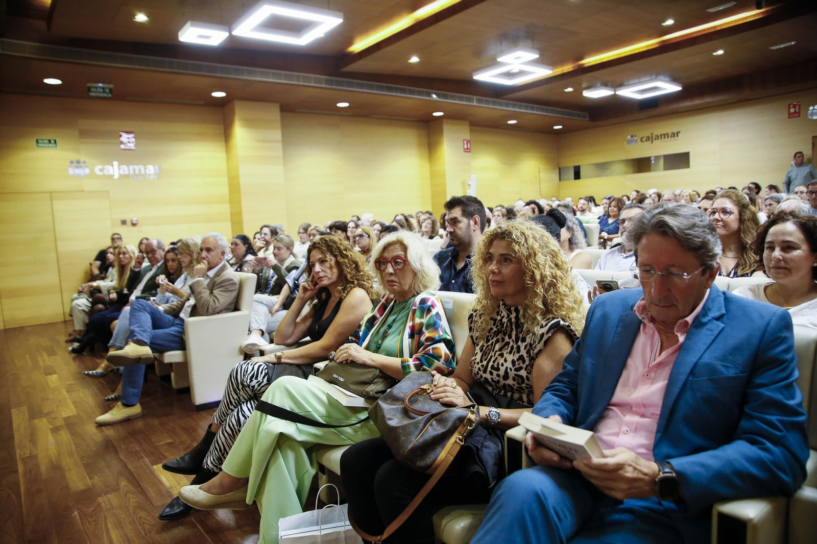Carmen Mola presenta su libro "El clan" en la Casa de las mariposas de Almería, en imágenes