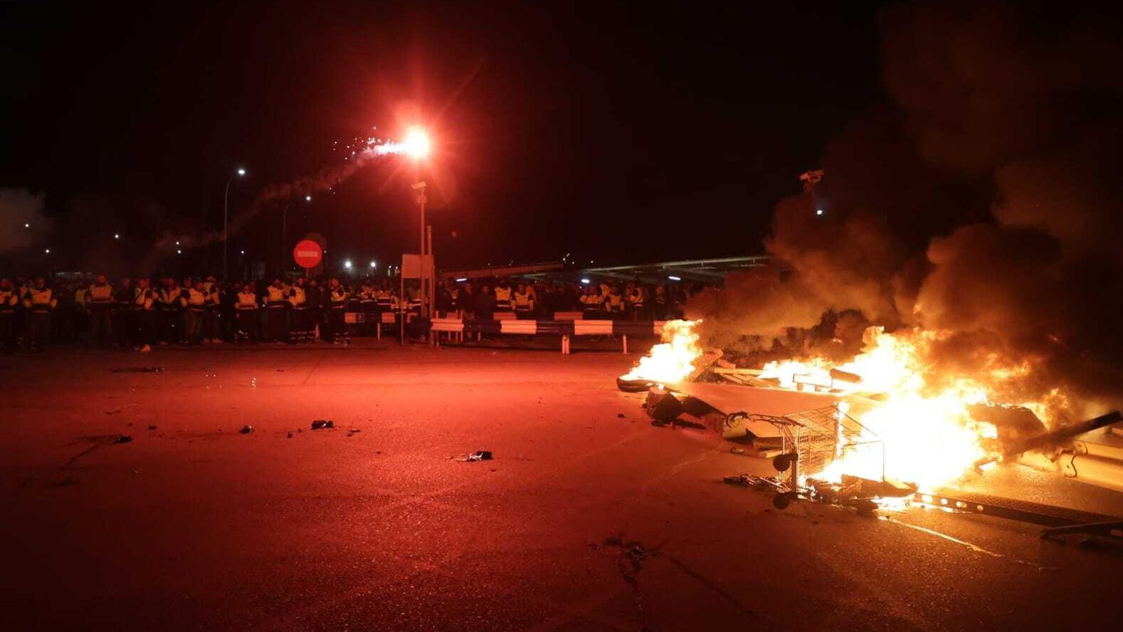 Imagen del piquete a las puertas de la factoría, a las 5:30 de este lunes.