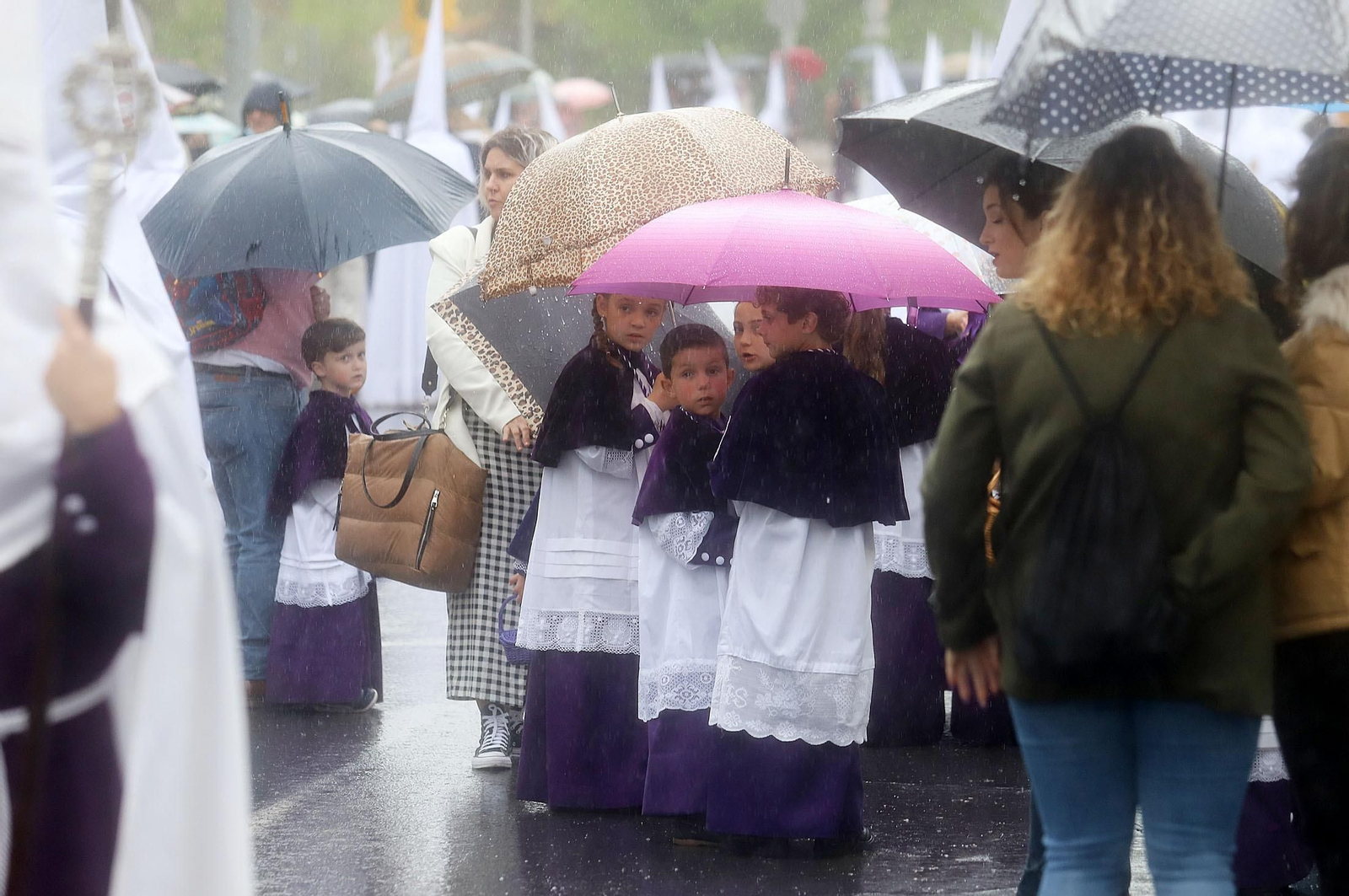 Imágenes de la procesión del Cautivo  bajo la lluvia en Huelva