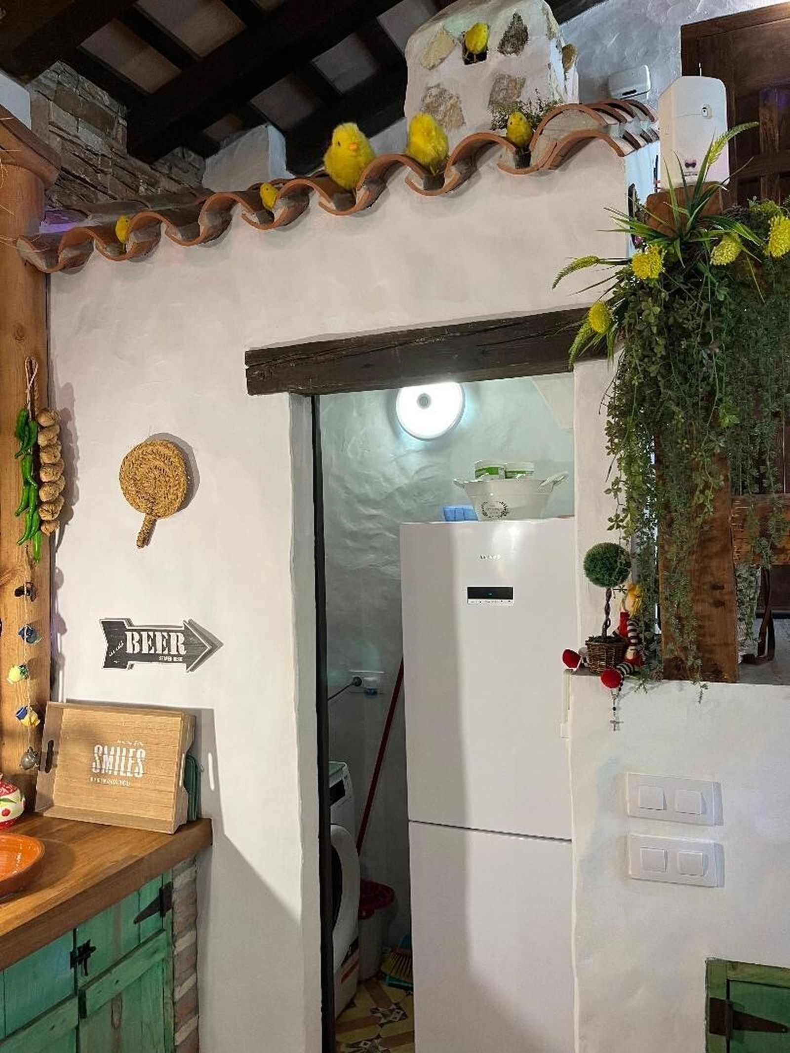 Detalle de las parte de la cocina donde se ubica el frigorífico y la lavadora.