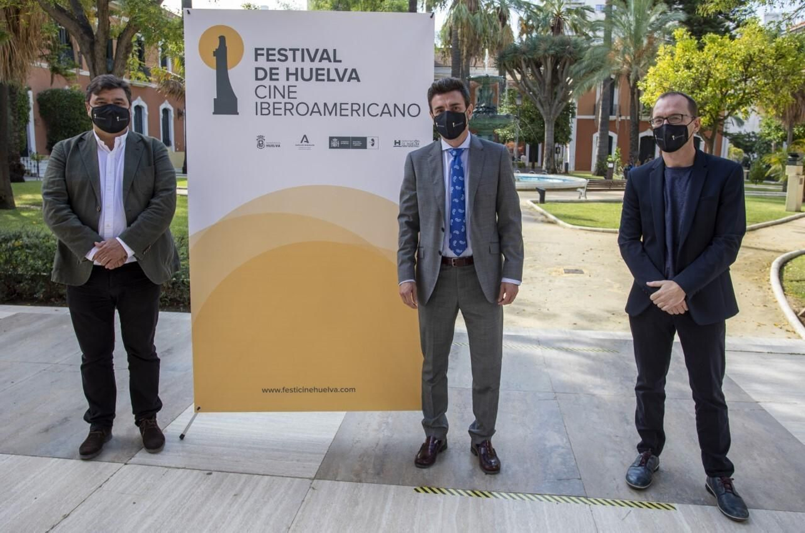 Gabriel Cruz, Nicolás Carvalho y Manuel Martín, tras la firma del acuerdo.