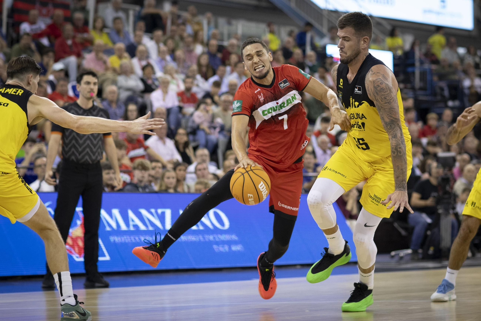 Scott Bamforth trata de superar a Fran Guerra en el partido ante Tenerife.