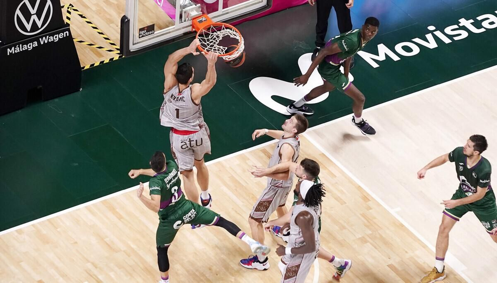 Dejan Kravic machaca el aro del Unicaja.