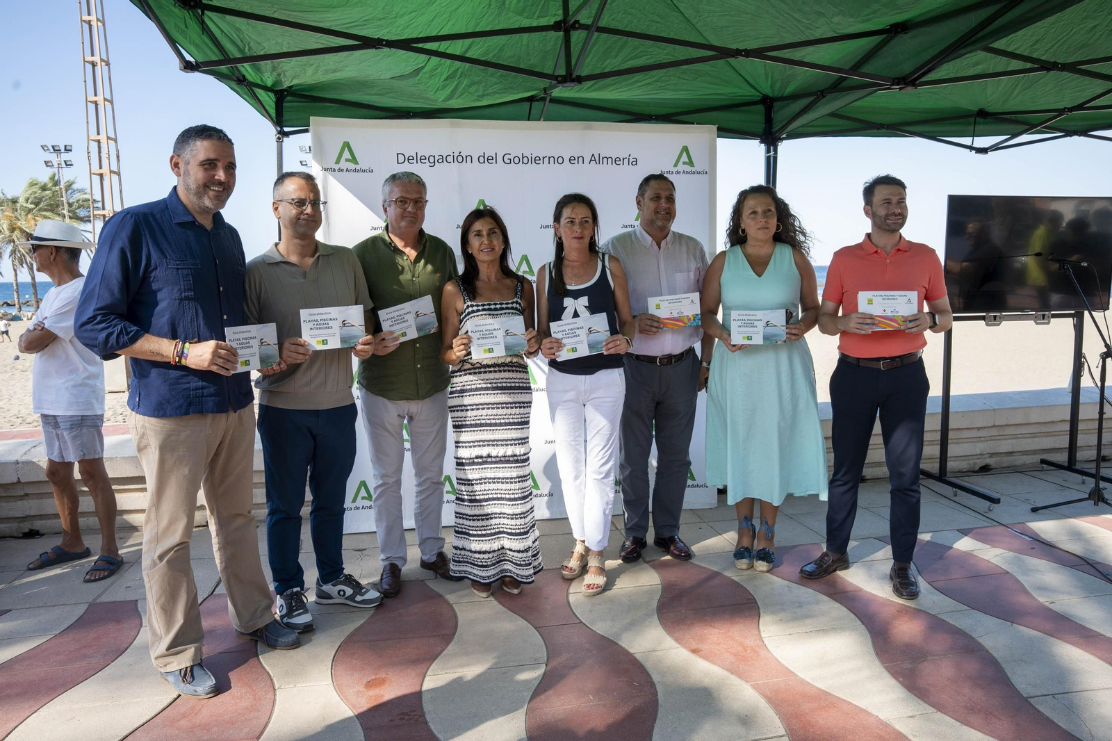 Aránzazu Martín, Sacra Sánchez y Antonio Urdiales presentando la campaña 'Ojo con el agua'.