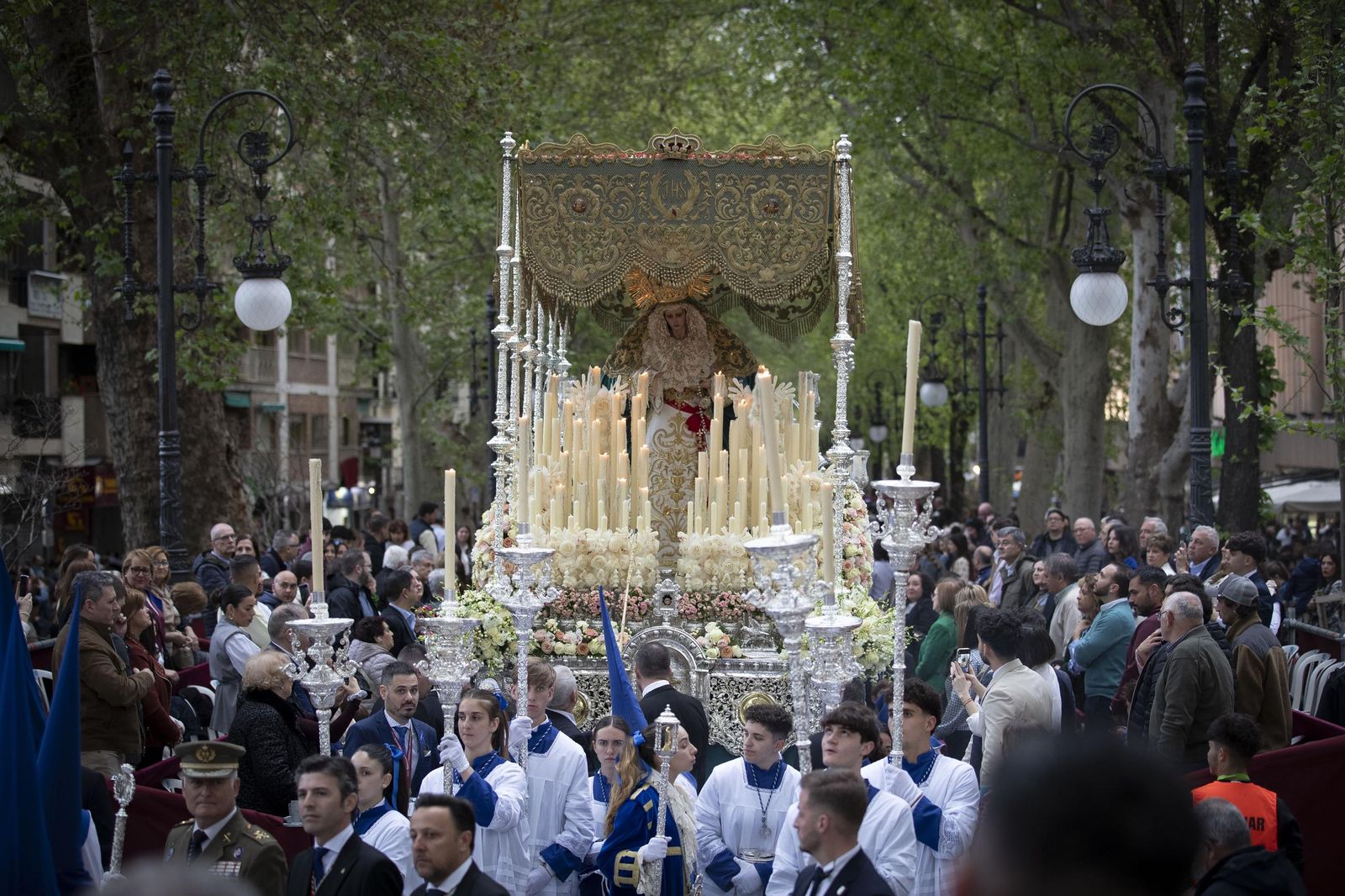 Granada estrenó la nueva carrera oficial frente a la Basílica de las Angustias