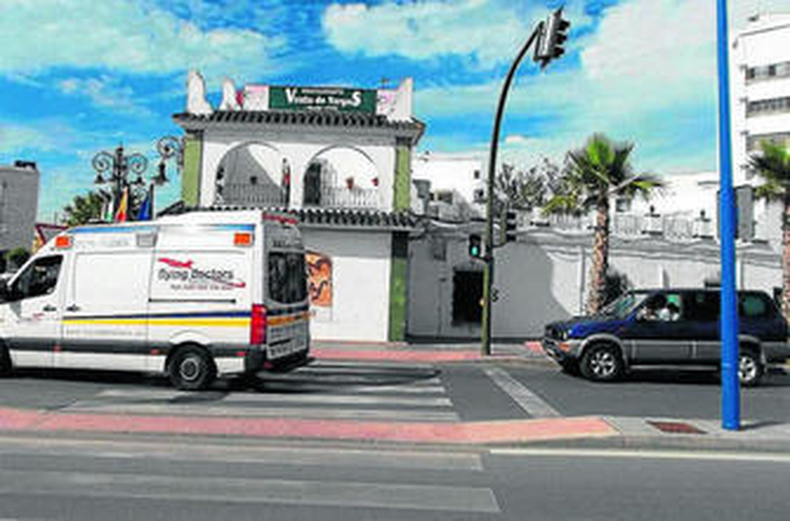 Semáforos situados ante la Venta de Vargas, ya en funcionamiento.