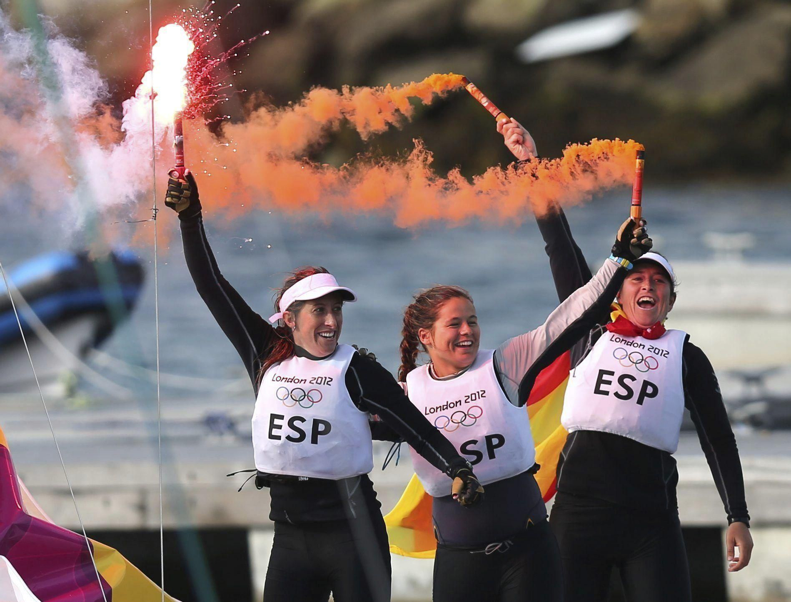Támara Echegoyen, junto a sus compañeras Sofía Toro y Ángela Pumariega, celebra el oro conseguido en la clase Match Race Elliott 6 de los Juegos de Londres 2012.