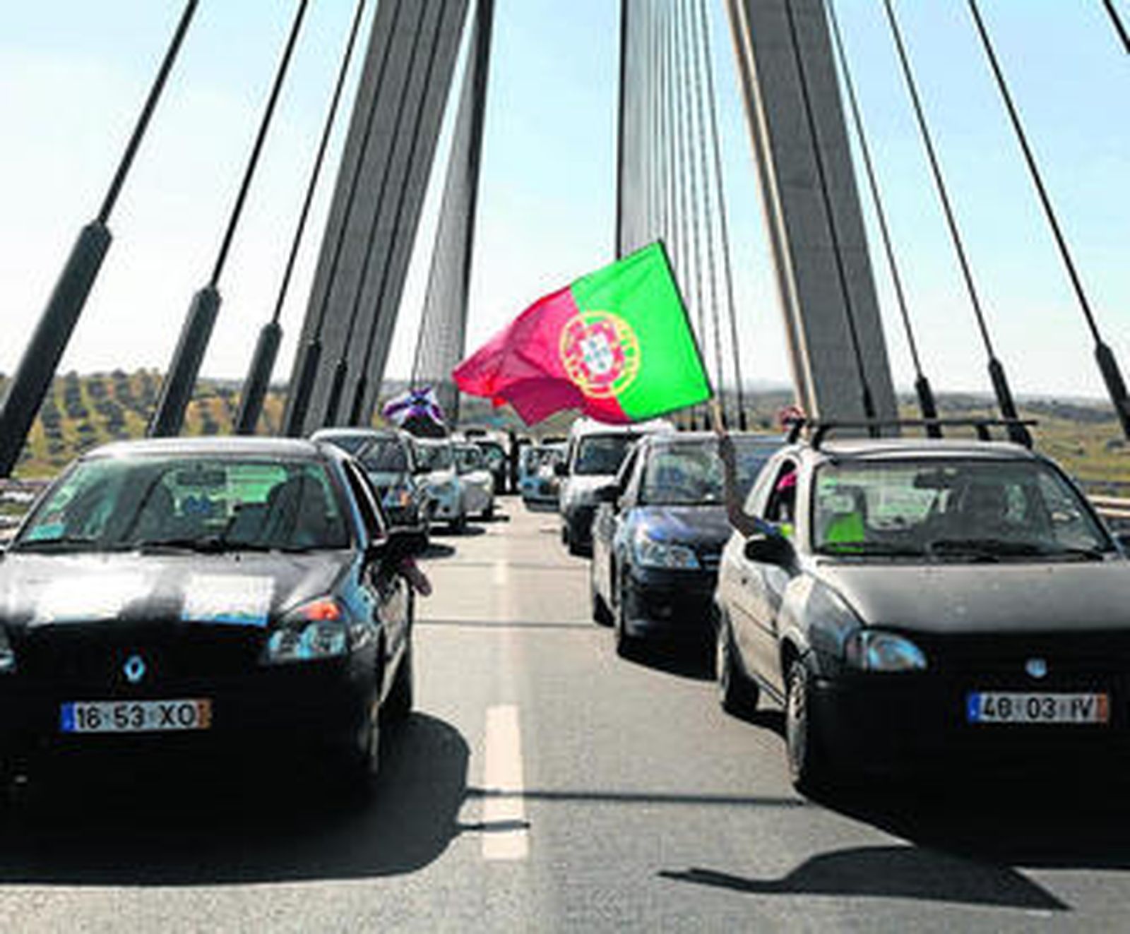Movilización en el puente de Ayamonte a Portugal.