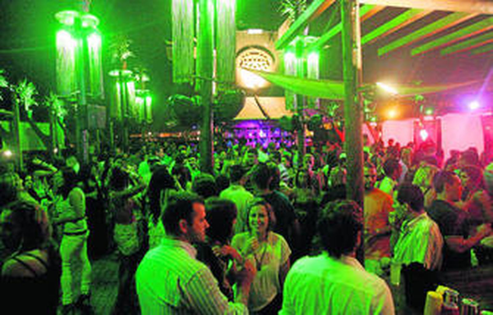 Imagen de una de las zonas de marcha más populares del verano en la playa Getares este pasado fin de semana.