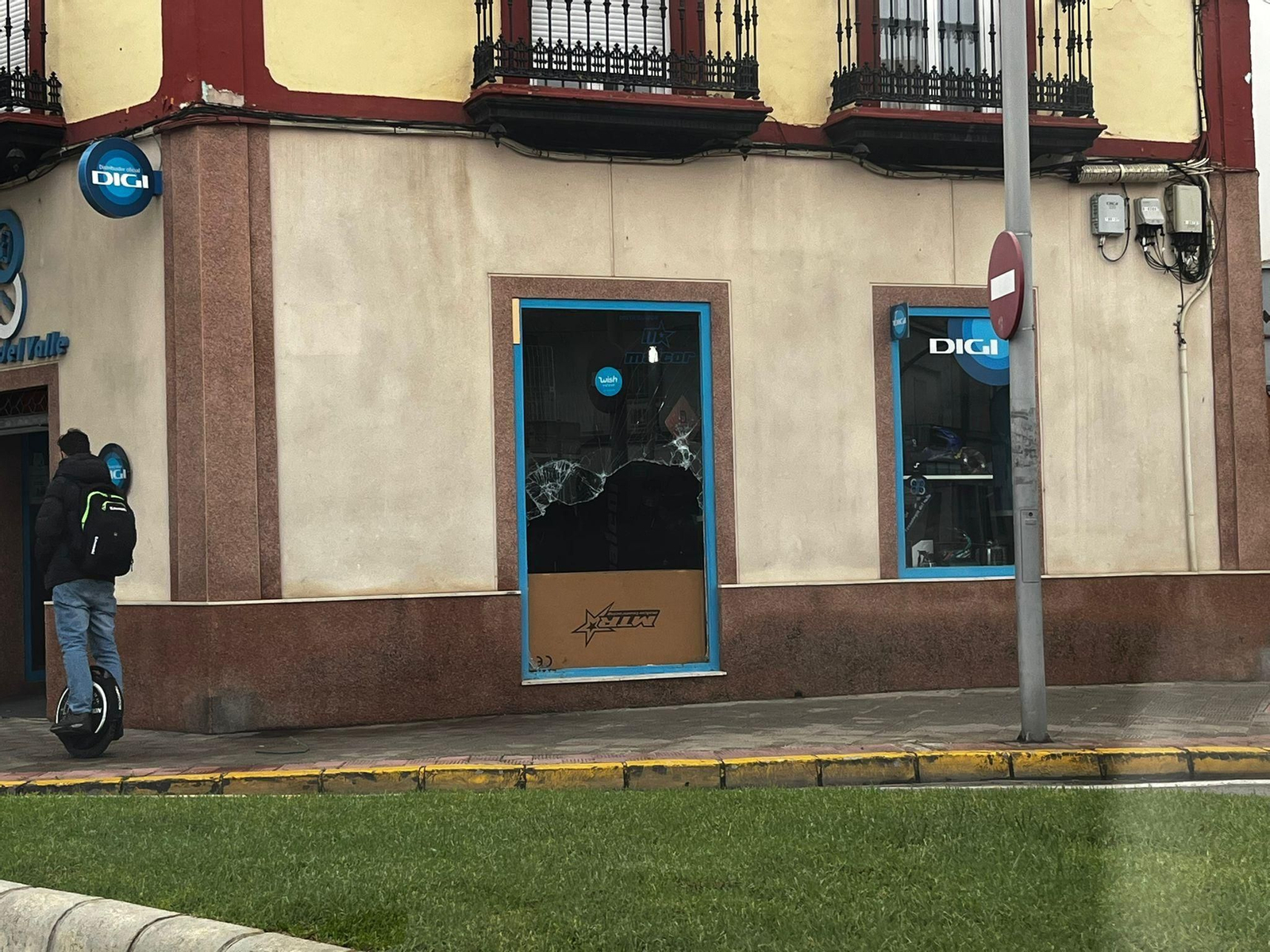Destrozos en la tienda de patinetes eléctricos asaltada en Dos Hermanas.