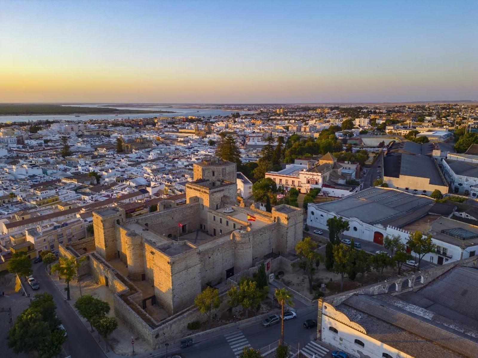 Vista aérea del Castillo de Santiago, en Sanlúcar.