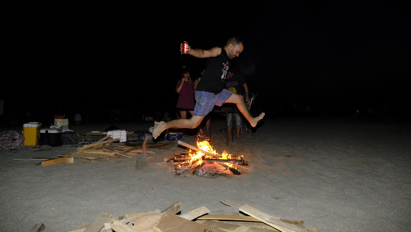 Imágenes de las hogueras de la Noche de San Juan en Almería capital