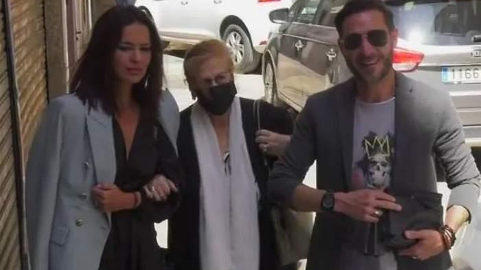 Olga Moreno con su  madre y Antonio David Flores, el pasado fin de semana en el 47 cumpleaños de éste.