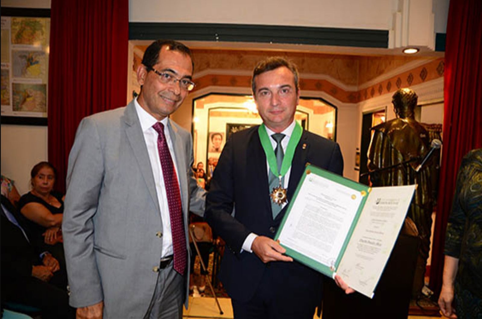 El rector de la UCA, Eduardo González Mazo, recibe la Orden Académica Simón Bolívar.