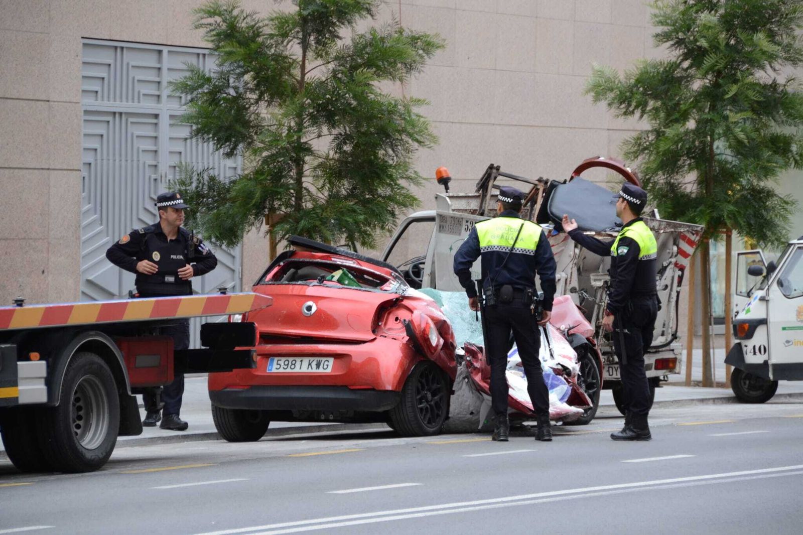 Estado en el que quedó el vehículo tras la caída del palé