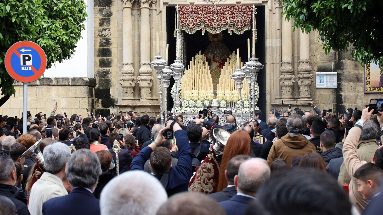 Las Viñas y El Cristo vuelven a sus templos