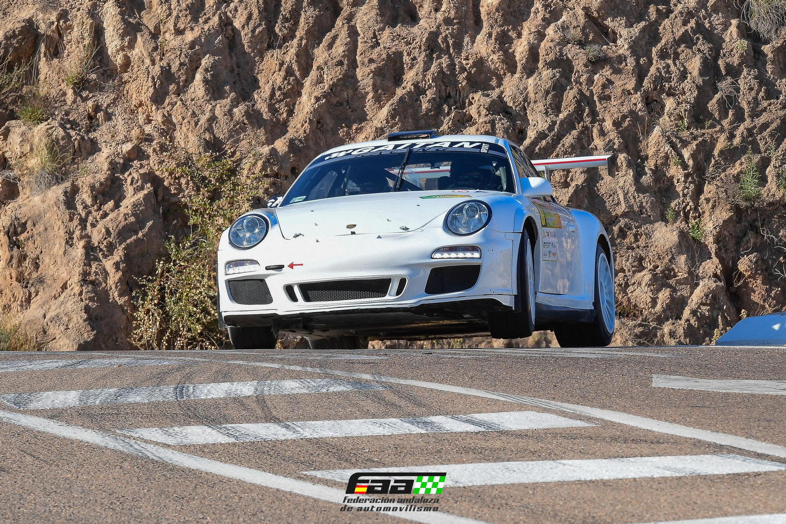 Uno de los vehículos participantes en el VI Rally-crono de Gádor a su paso por uno de los tramos del circuito.