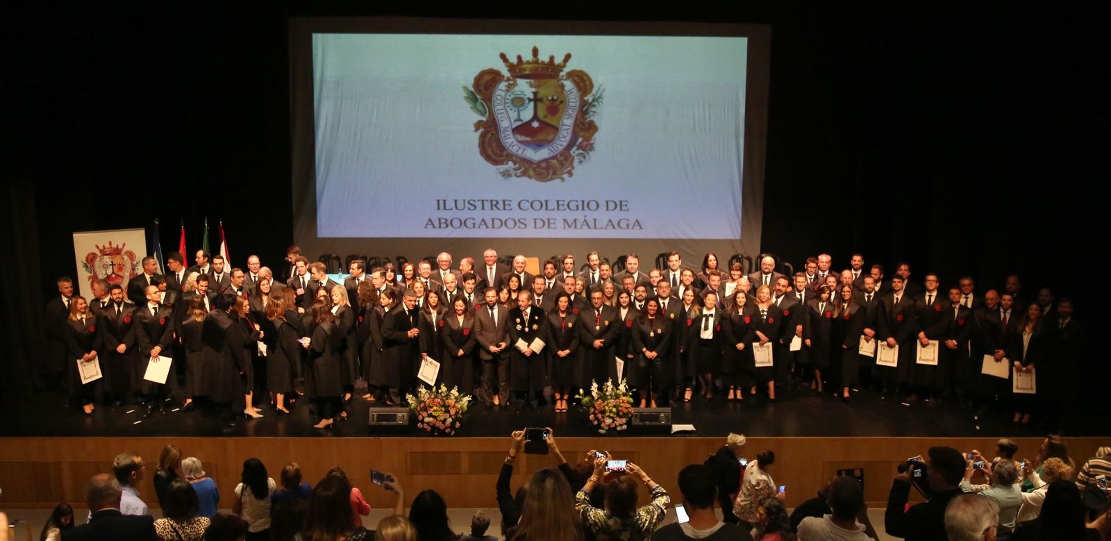 Foto de familia de los abogados homenajeados en Málaga.