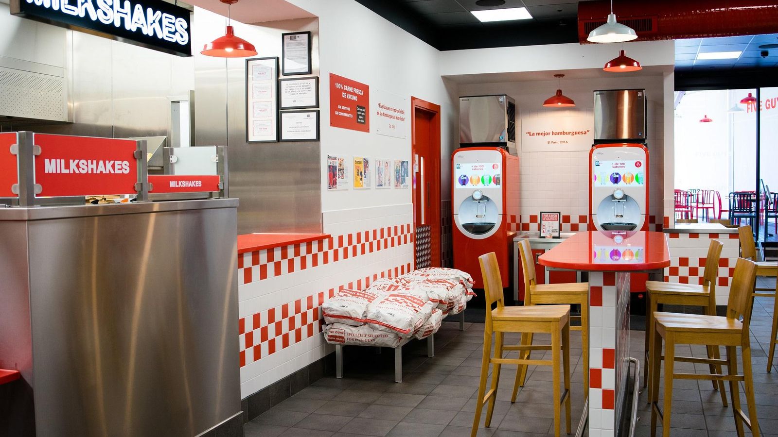 Interior de un restaurante de la cadena Five Guys. Interior de un restaurante de la cadena Five Guys.