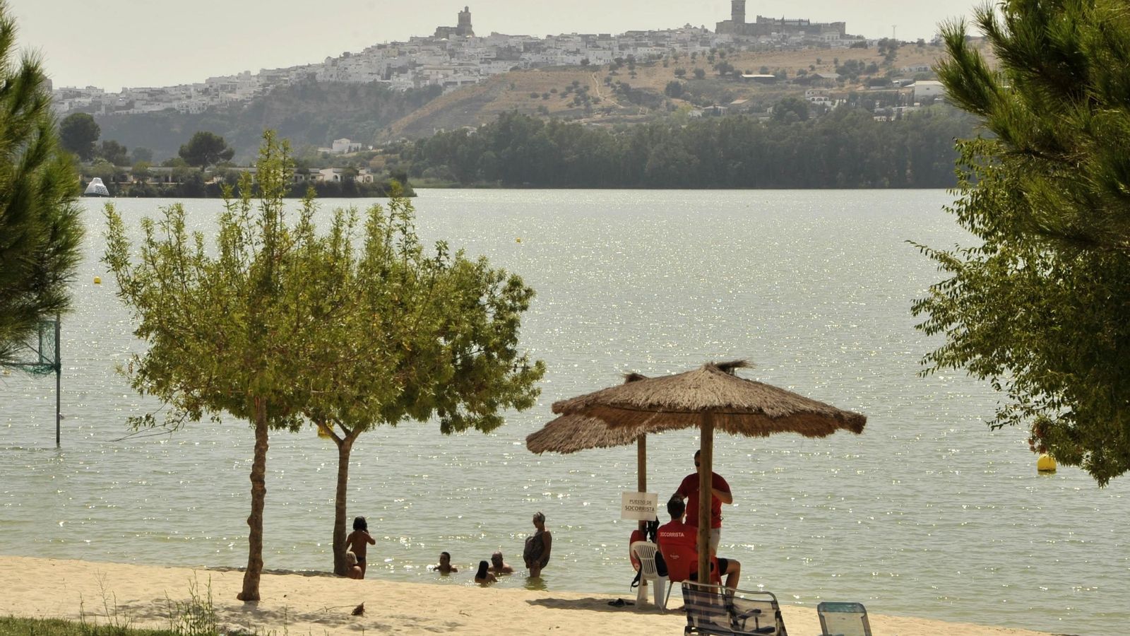 Vista de Arcos con la playita en primer término.