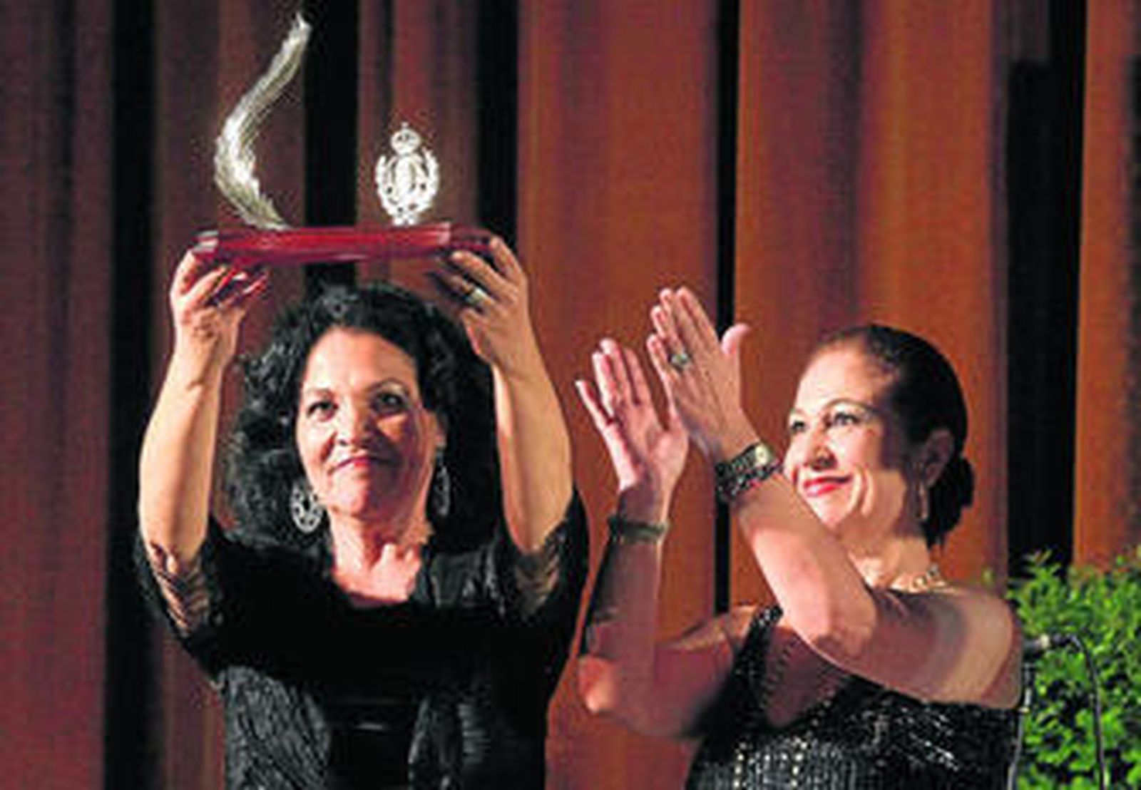 Manuela y Paca Méndez, sobrinas de La Paquera, levantan la Palma de Plata, un momento de emoción.