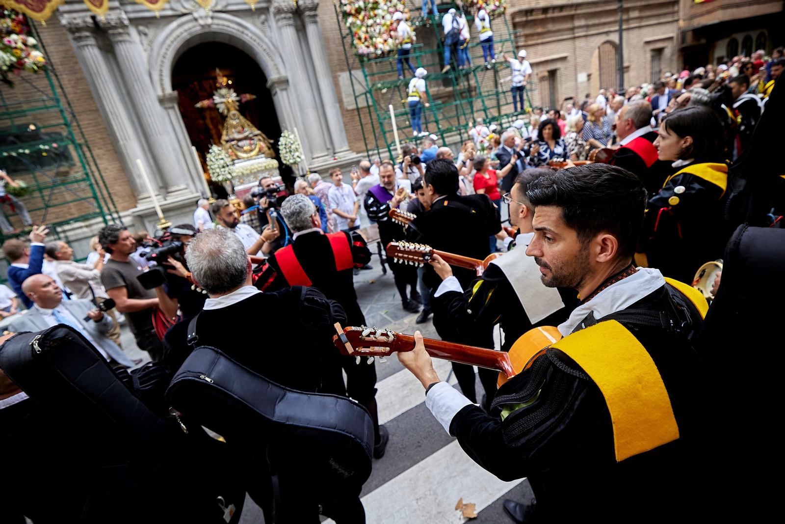 Granada se vuelca con la ofrenda floral en la Basílica de la Virgen de las Angustias