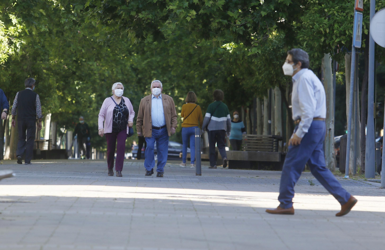 Varias personas pasean por una avenida de Córdoba. Varias personas pasean por una avenida de Córdoba.