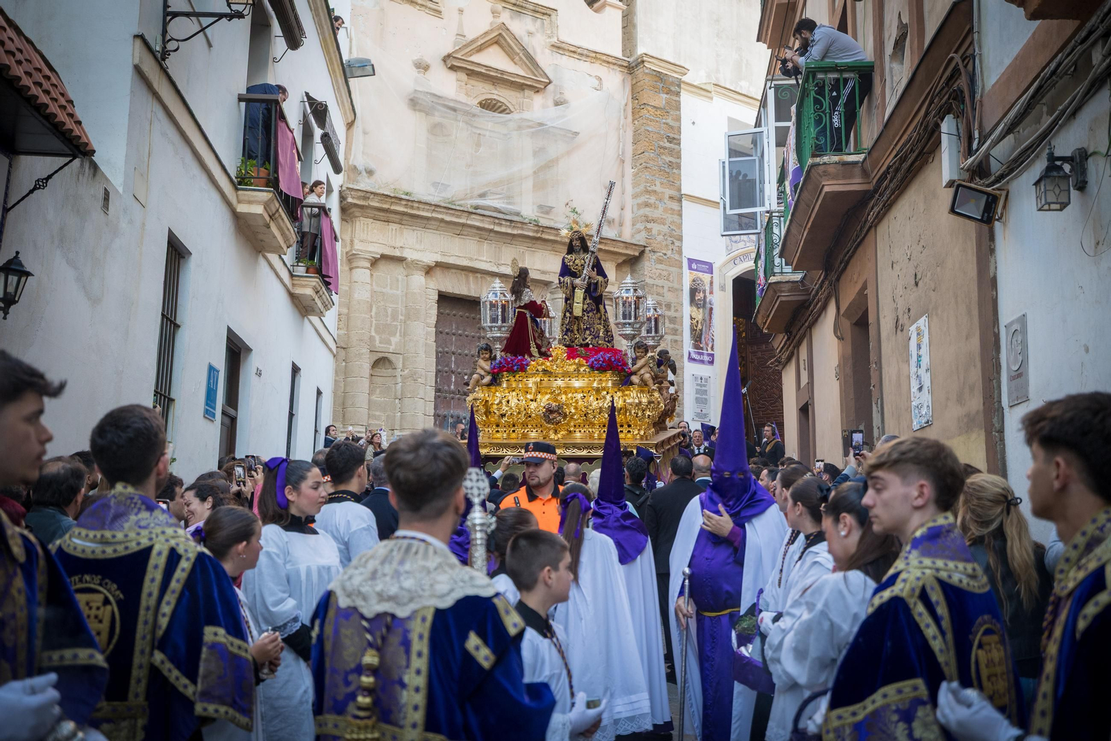 Imágenes de la salida del Nazareno en la Semana Santa de Cádiz 2025
