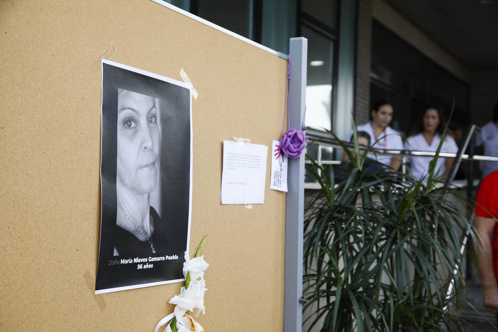 Las imágenes de la concentracion por el asesinato de Maria Nieves GP en la residencia del Zapillo en Almería