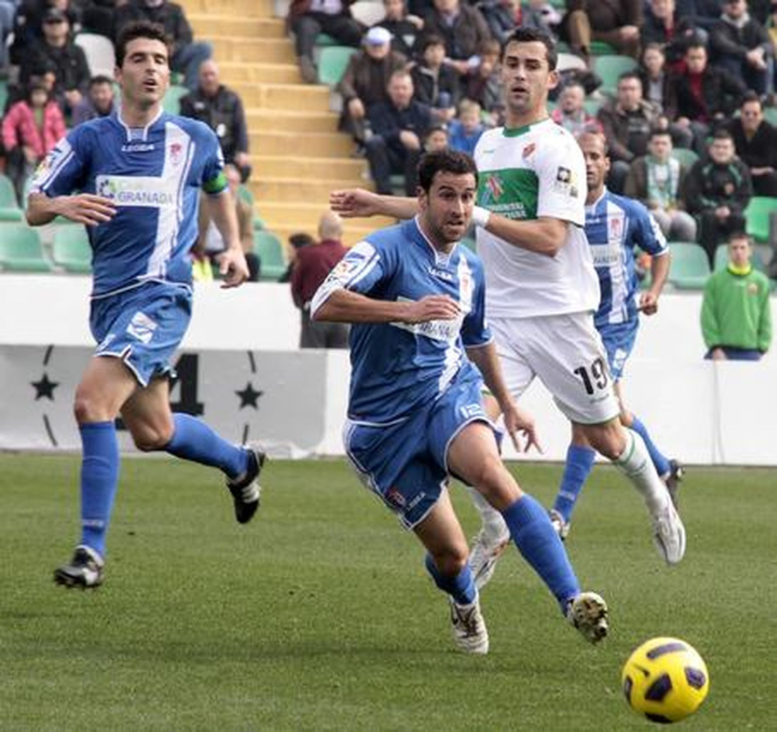 El Granada se trae un empate del estadio del Elche pese a jugar gran parte del partido con uno más (0-0). / LOF